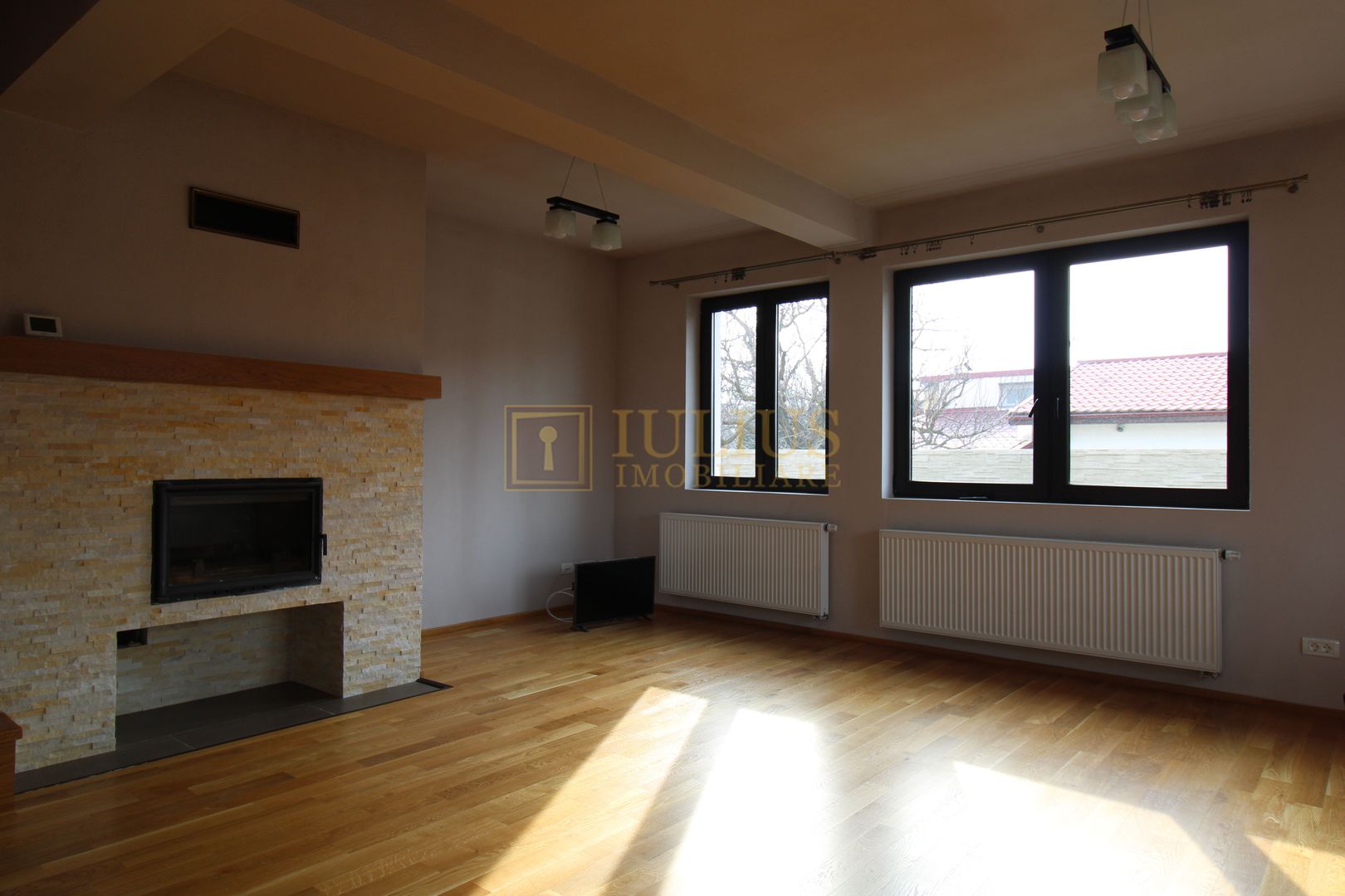 Braytim; 3 dormitoare, living saptios cu semineu. - Poză 4