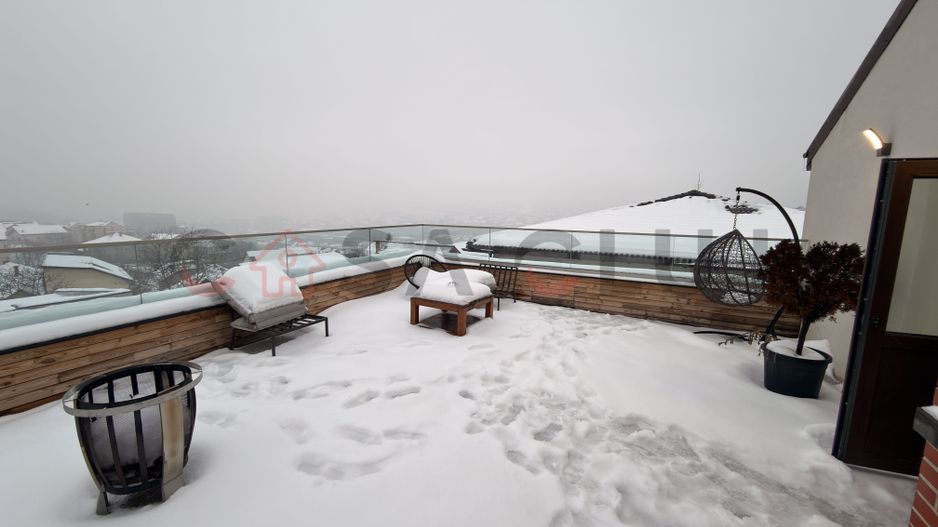 Apartament tip penthouse cu terasa si acces la curte - Poză 8