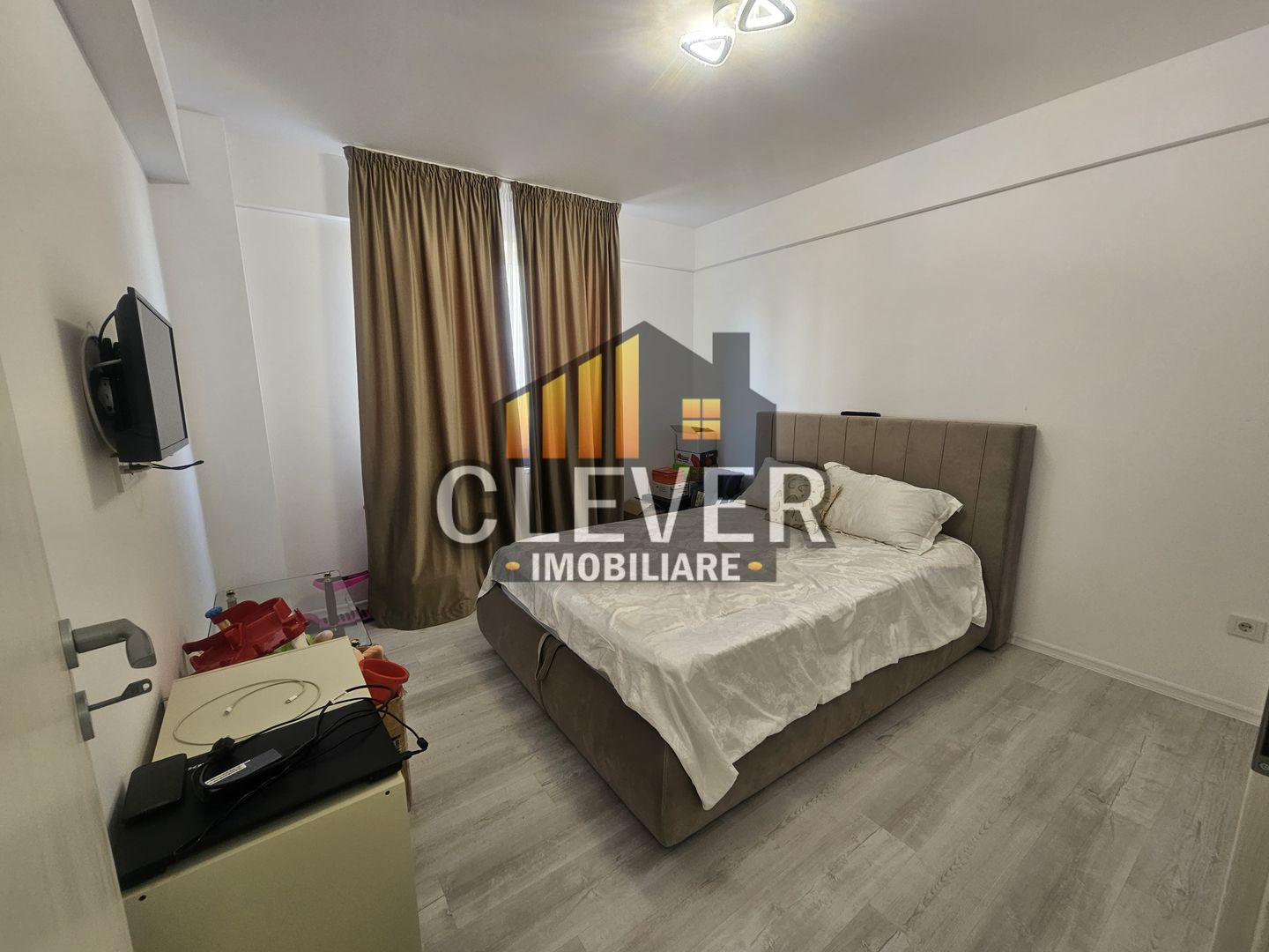 Apartament 3 camere Mobilat Utilat Loc de Parcare Inclus - Poză 1
