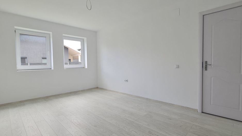 Casa 4 camere (nemobilata, neutilata) cartier Izvor Tarlungeni Brasov - Poză 4
