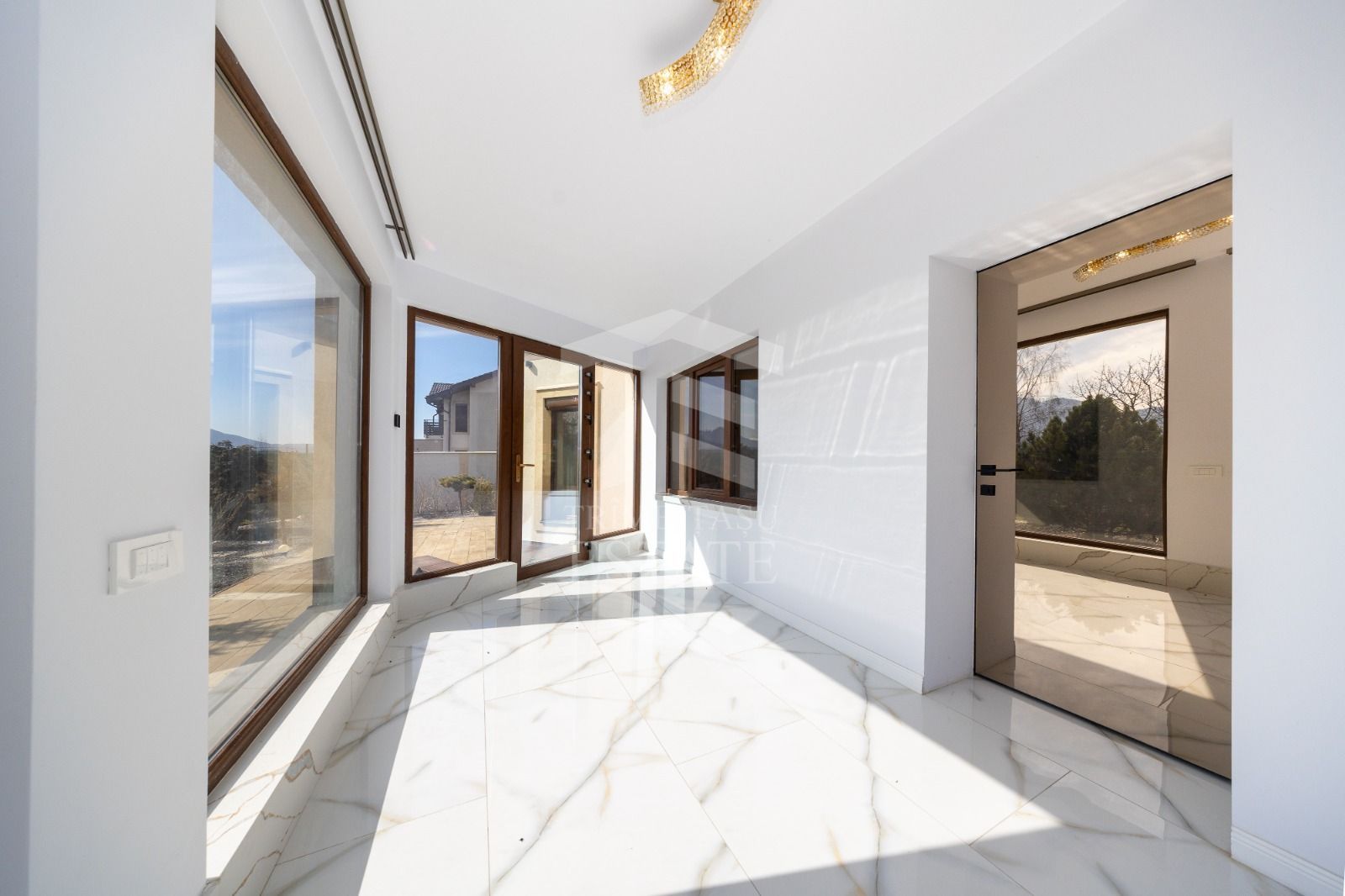Sacele-Casa 6 dormitoare + 4 bai teren 979 mp. - Poză 37