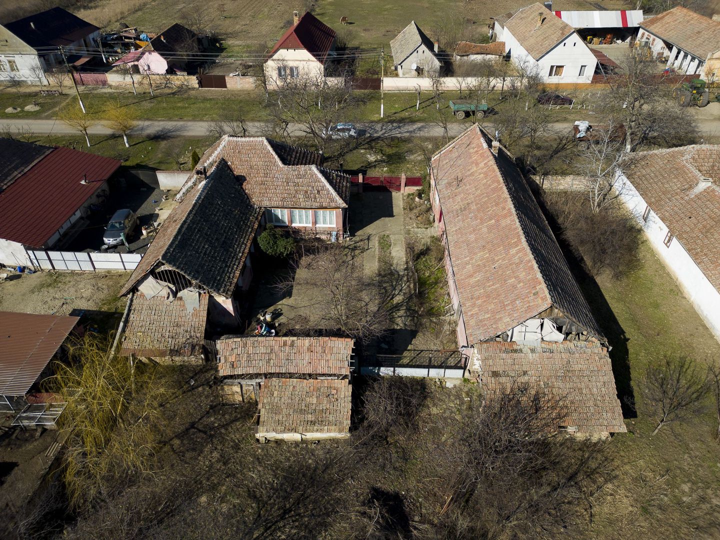 Casă cu teren generos de 2,880mp în Secusigiu - Poză 24