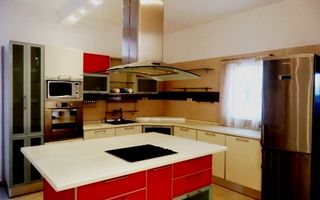 Casă de lux nemobilată cu facilități moderne și grădină extinsă - Poză 3