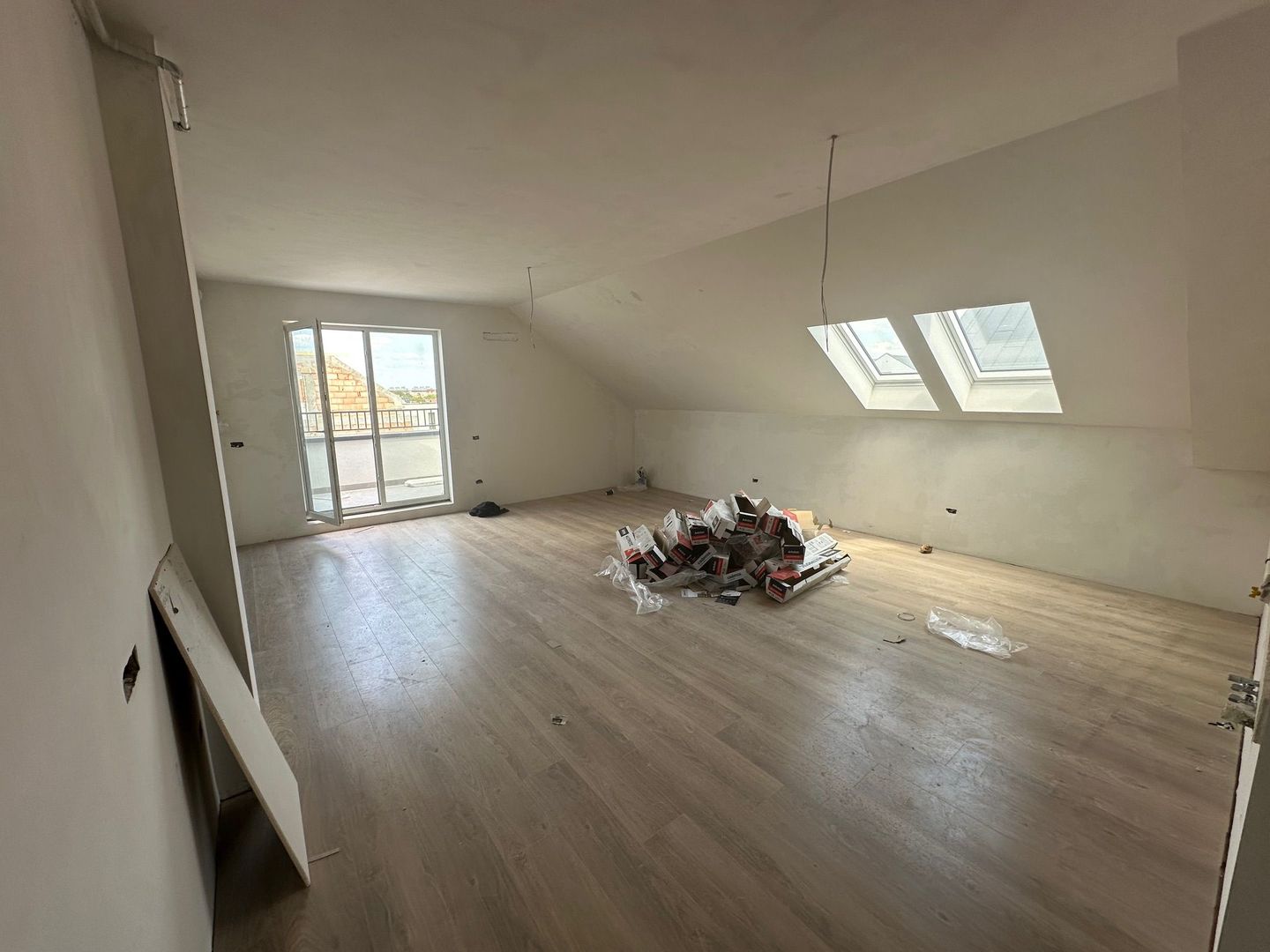 Apartment bloc nou cu lift si loc de parcare inclus - Poză 3