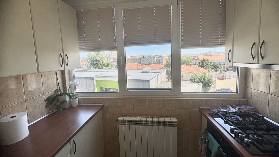 Apartament cu trei camere de vânzare, renovat complet, central - Poză 10