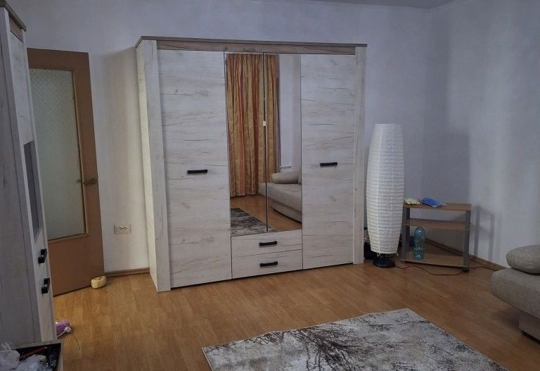 Închiriez garsonieră spațioasă Piața Muncii, bloc anvelopat, metrou - Poză 3