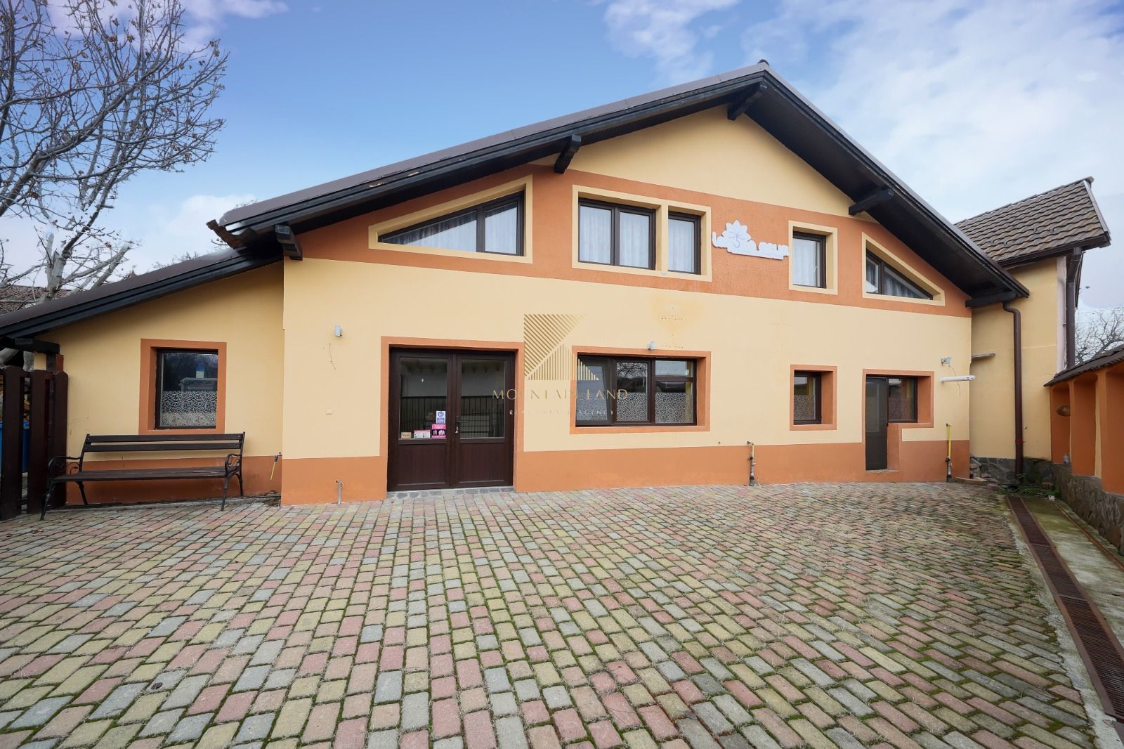 Proprietate mixtă cu spațiu comercial și locuință, Cristian - Poză 1