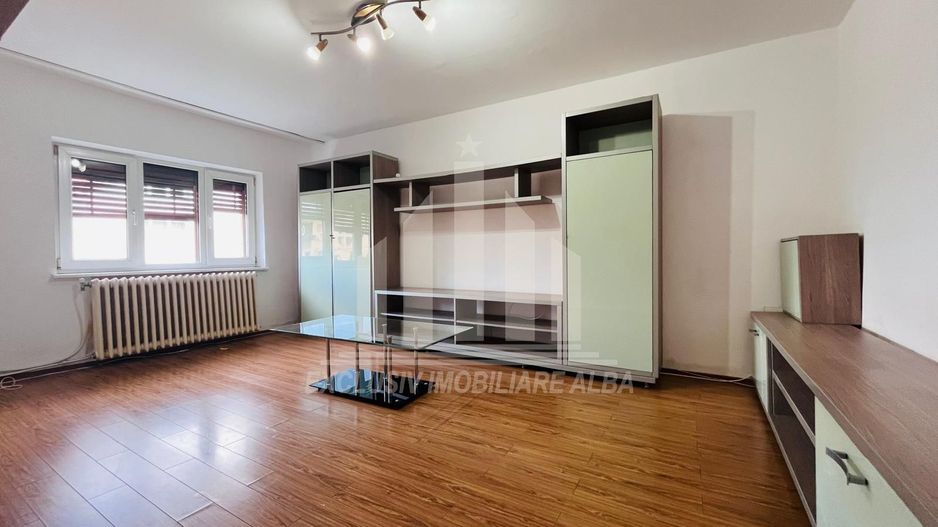 Apartament cu 3 camere,2 bai, etaj 1, Cetate-Mercur - Poză 1