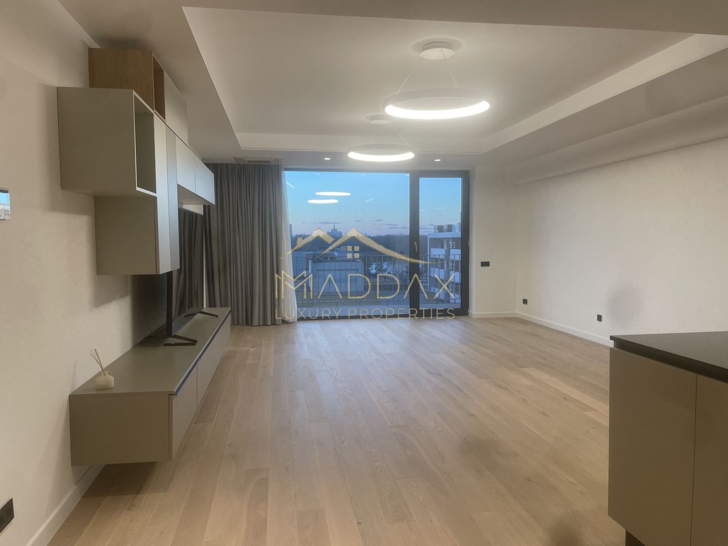 **APARTAMENT ELEGANT** FLOREASCA **CU VEDERE SPECTACULOASA CATRE LAC - Poză 3