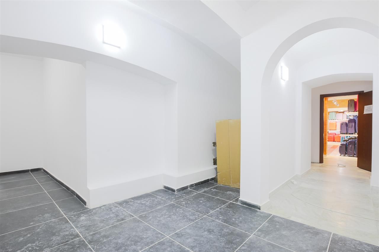 Sub mantia arhitecturala istorica a Cetatii Timisoarei, Spatiu comercial - Poză 30