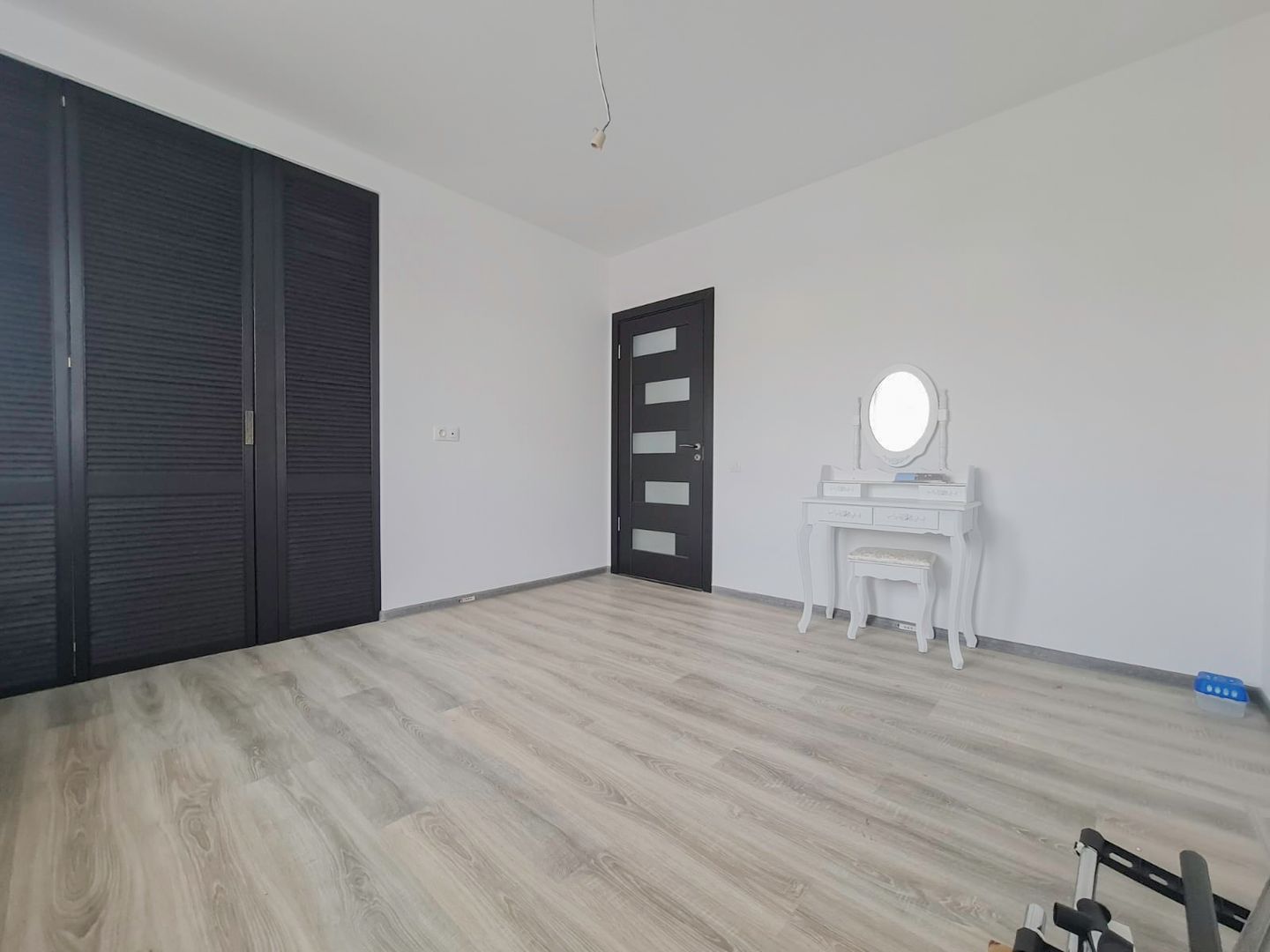 Apartament nou, mobilat și utilat - 3 camere, 2 bai și curte - Poză 16