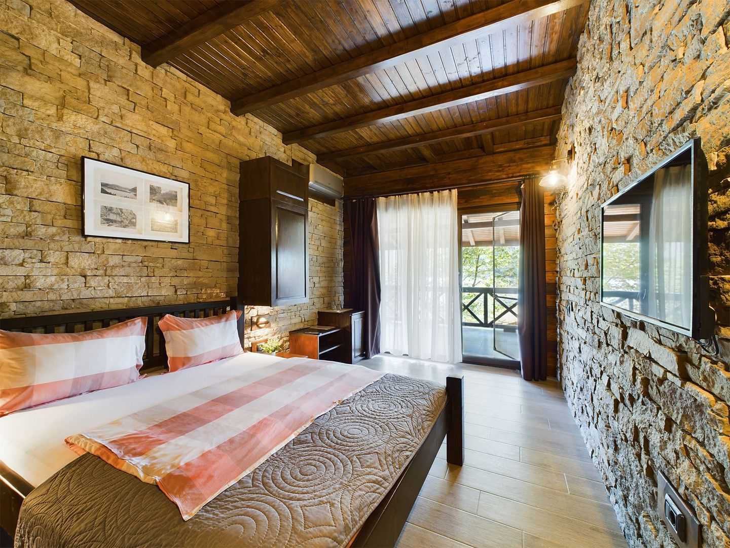 Pensiune de Lux pe Malul Dunării în Dubova - Poză 12