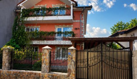 Casa cu 5 camere si 350 mp de teren in spate la parcul Salca