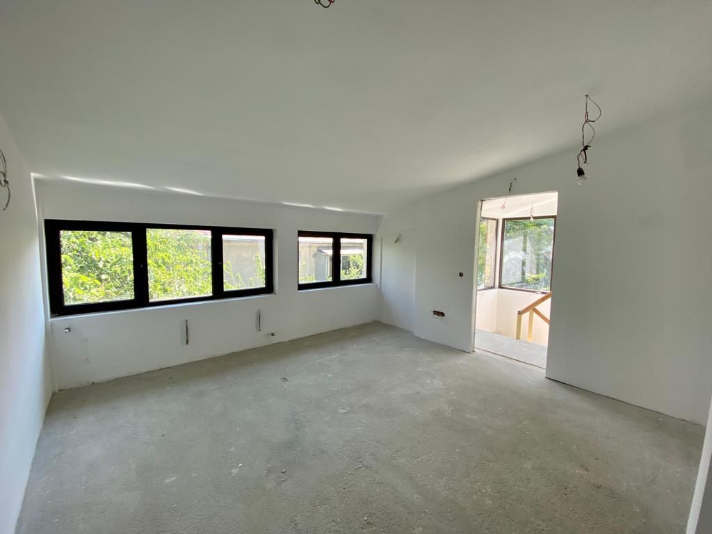 Refugiu Urban cu Eleganță Clasică – Vilă Renovată în Inima Primăverii - Poză 14