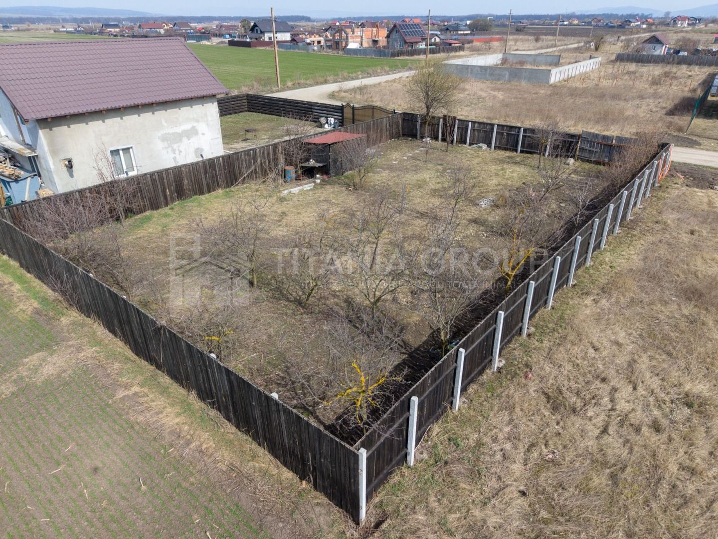 Teren 500 mp, împrejmuit, curent și internet pe teren, cu proiect și autorizație - Poză 1