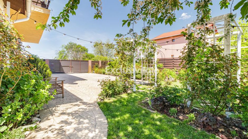 Casa cu suflet si gradina spectaculoasa - Poză 8