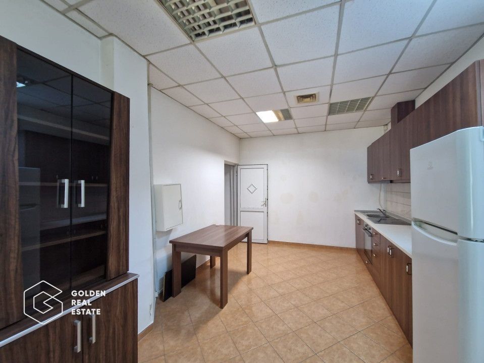 Casa 3 camere, mobilata, zona centrala, loc de parcare in curte - Poză 2