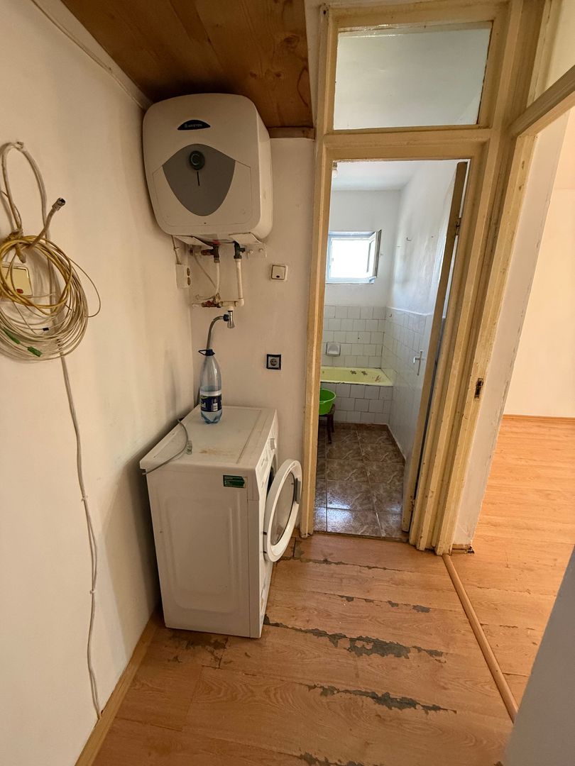 Garsonieră 27 mp cu balcon - etaj 2 - nemobilata -bloc an 1980 - Poză 4