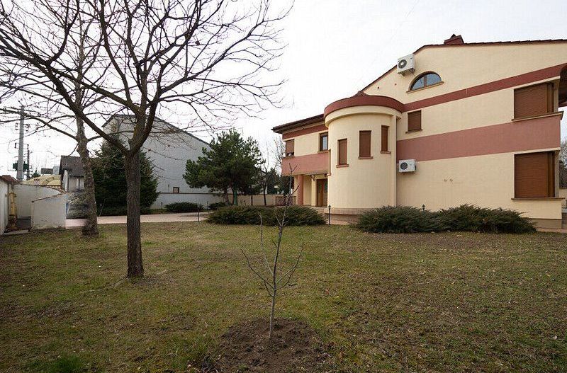 Vila cu 750 mp utili si teren de 1.480 mp in Erou Iancu Nicolae - Poză 1