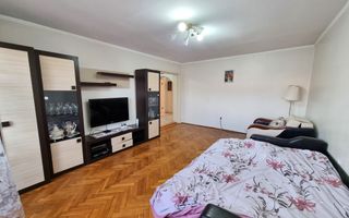 De inchiriat apartament 3 camere, zona Piata, Cetate - Poză 2