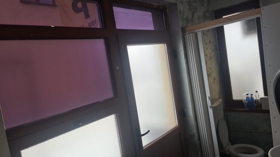 Spatiu comercial cu vitrină la strada si baie proprie - Poză 6
