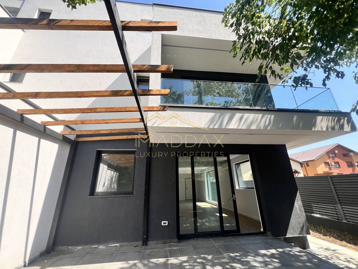 Vilă **6 camere  **451mp // Zona Iancu Nicolae - Poză 1