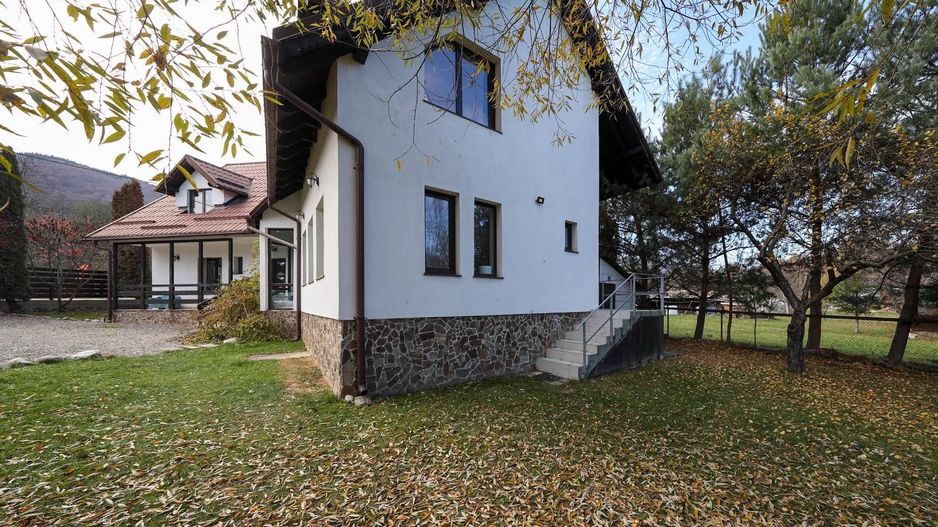 Vilă spațioasă de vânzare în Predeluț, Bran | 2000mp - Poză 44