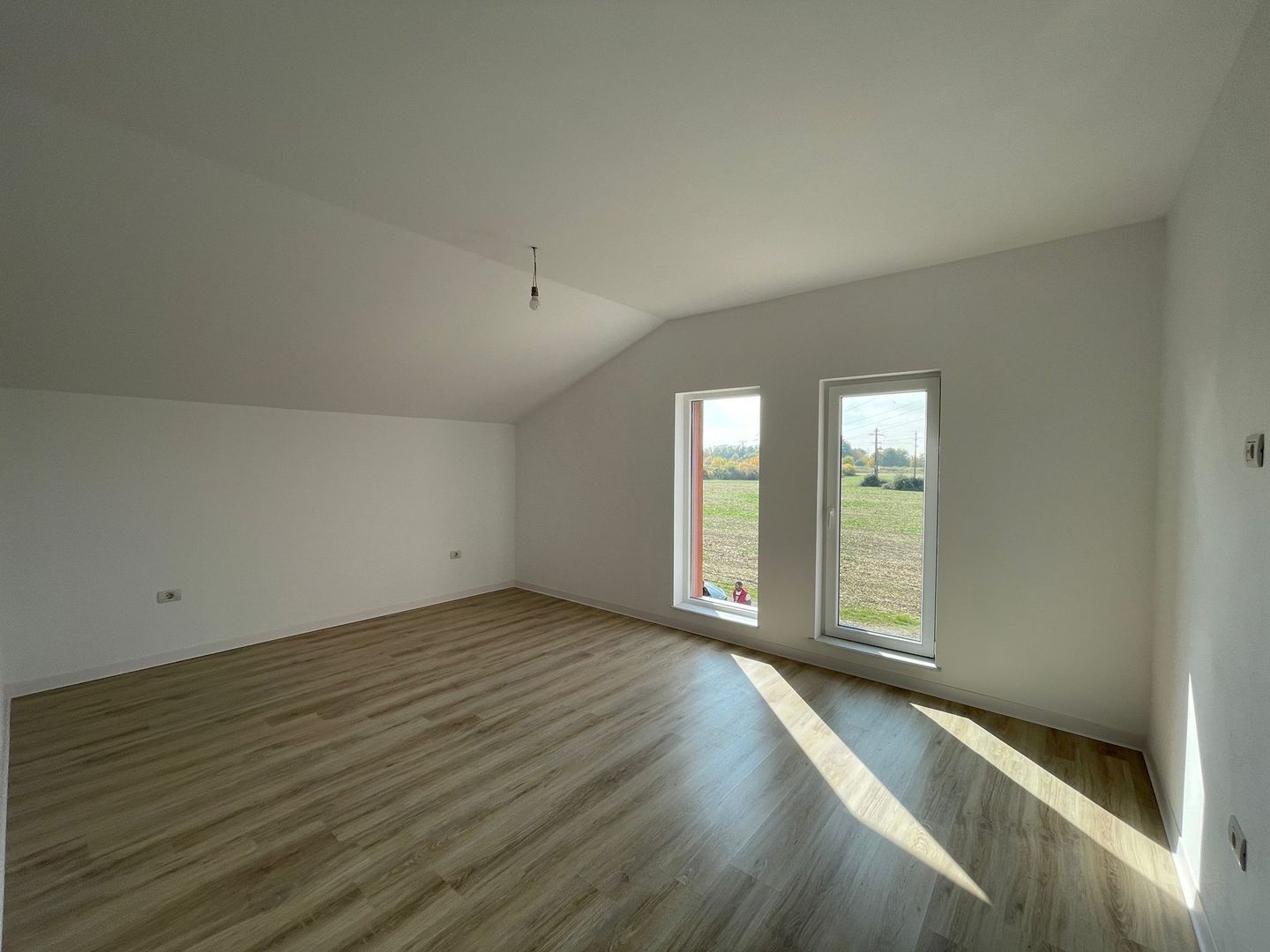 Duplex 4 dormitoare-2 Bai-129 Mp- Super Pret-Pozitie Excelenta-Ghiroda - Poză 3