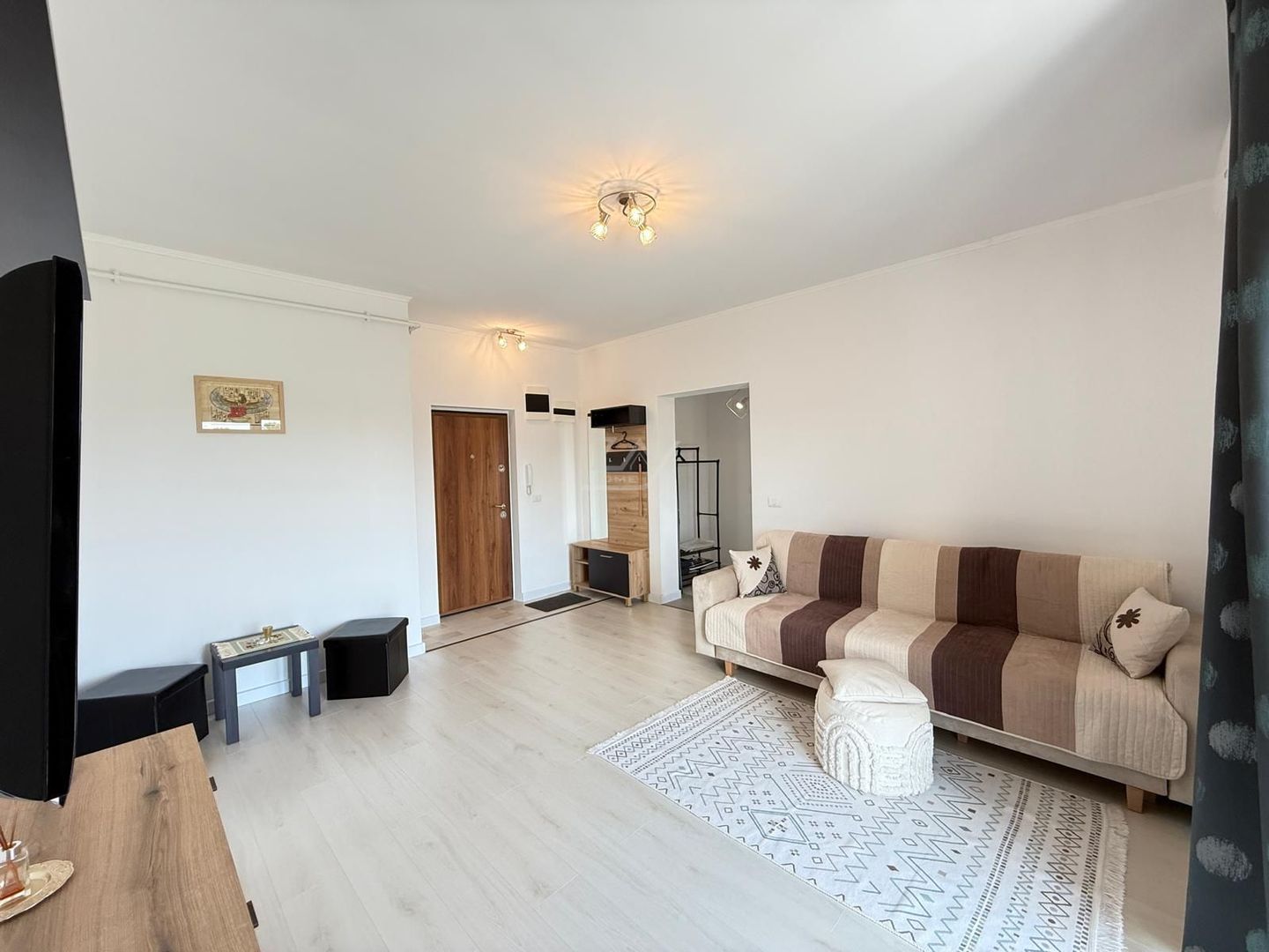 Mobilat si utilat complet. Disponibil imediat. Loc de parcare. - Poză 1