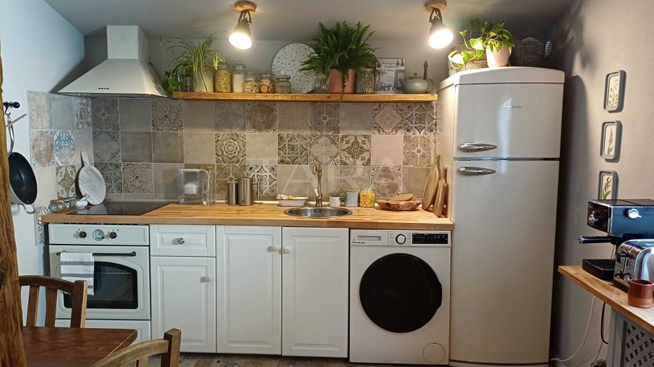 Casă renovată, cu terasă și grădină, în zonă Centrala - Poză 4