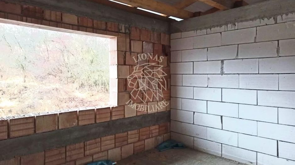 Casa la rosu 212 mp-terasa 25 mp-balcon 11 mp-teren 1034 mp-Teaca - Poză 8