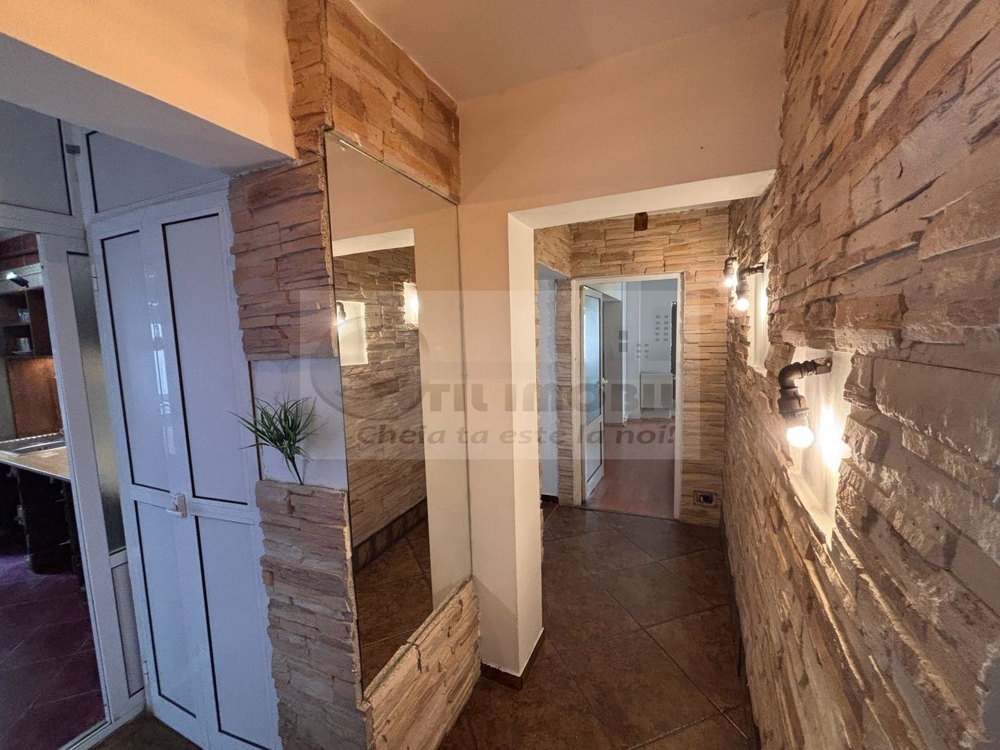 Apartament 3 camere Decomandat, et. 1, bulevard GARA - 139,900 EURO - Poză 5