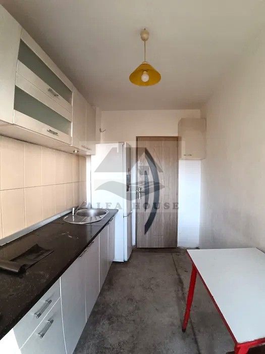 Apartament cu trei camere, zona Racadau 77 mp , etaj intermediar - Poză 4