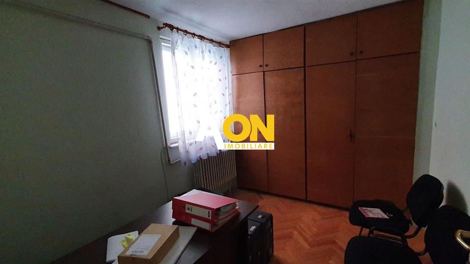 Apartament la casa, 4 camere, pretabil pentru birouri, zona Cetate - Poză 3