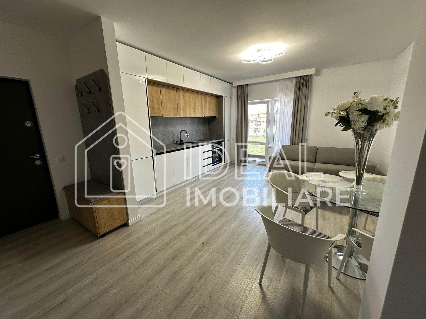 Apartament cu 3 camere și balcon de vânzare ,în zona Doamna Stanca - Poză 1
