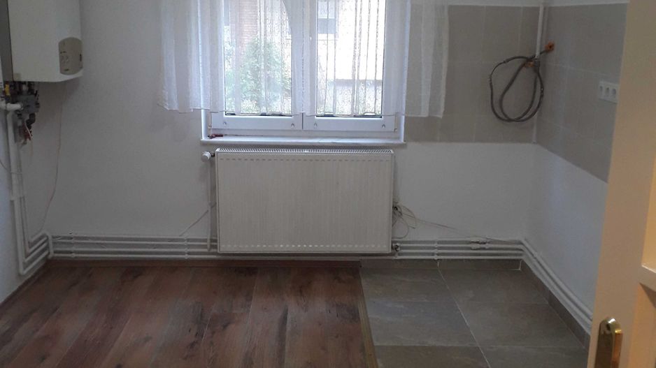 Vând apartament 3 camere , micro 17, destinație spțiu comercial - Poză 1