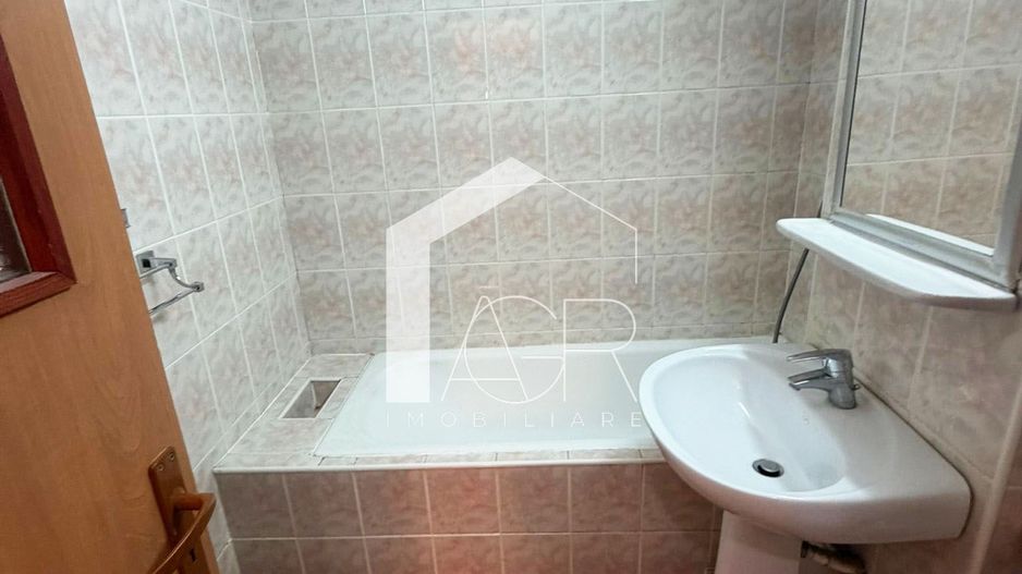 Apartament cu 3 camere, decomandat, zona 9 Mai - Poză 11