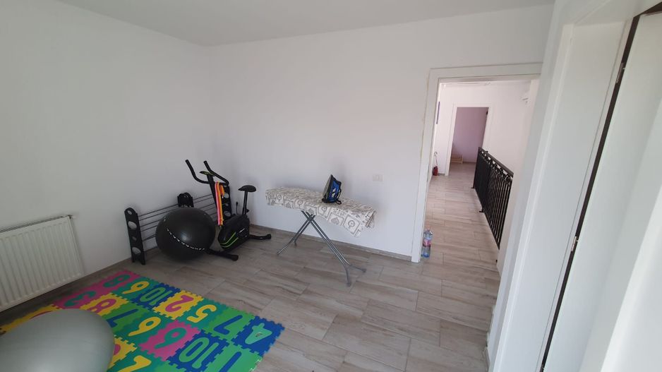 Casa cu 4 camere si garaj - Poză 10