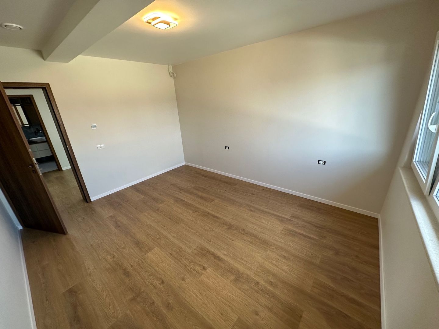 Duplex deosebit cu garaj și subsol - Poză 11