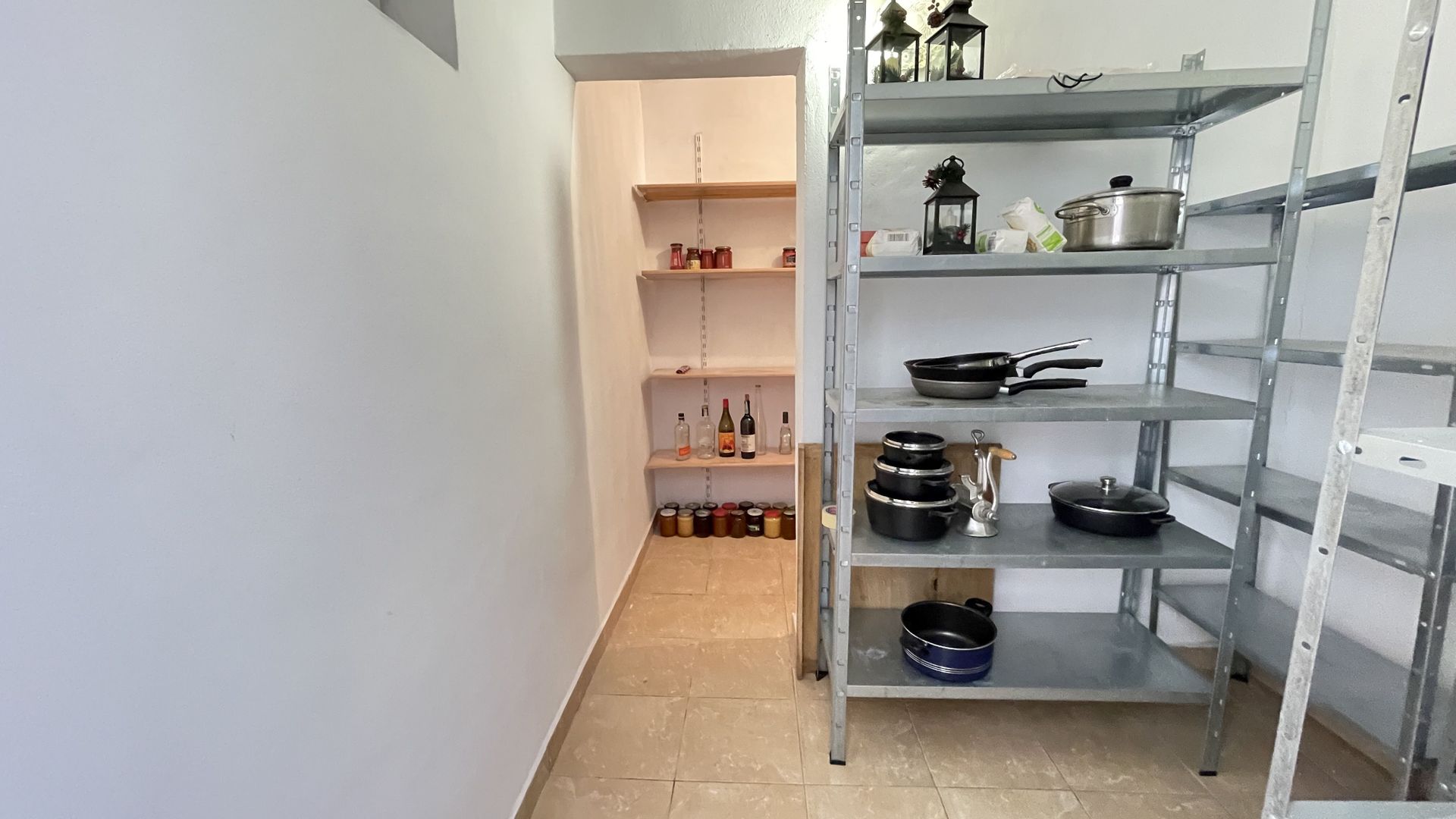 Casa cu teren frumos si garaj zona Mehala - Poză 16