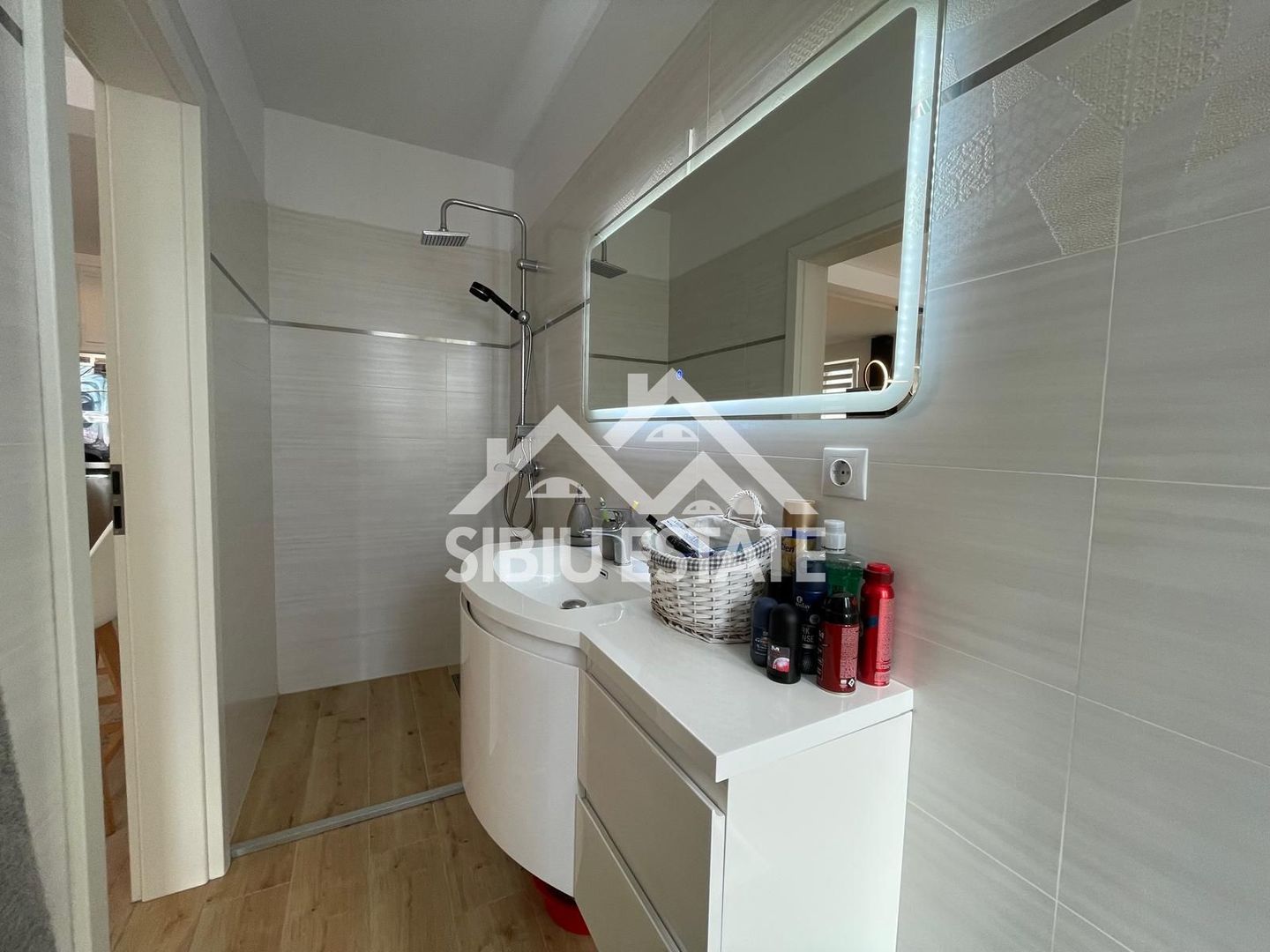 Casa cvadruplex de vanzare 4 camere, 2 locuri de parcare - Poză 15