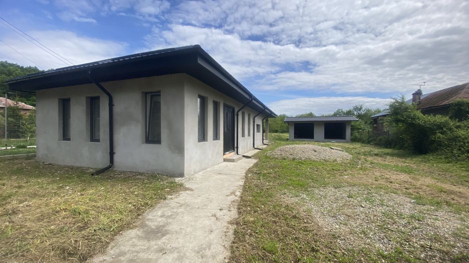 Casă primitoare cu teren generos de 2770 mp, în Adânca – Comision 0% - Poză 1