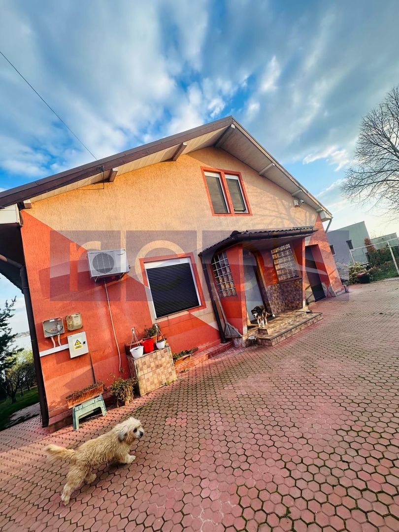 VILA DE VANZARE PE LAC | CREVEDIA | 7 CAMERE - Poză 1