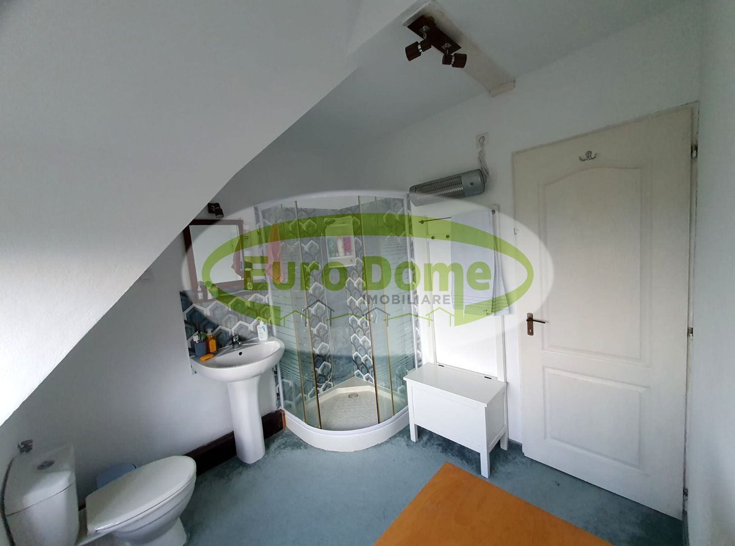 Casa primitoare, curte si gradina, priveliste frumoasa catre munti. - Poză 11