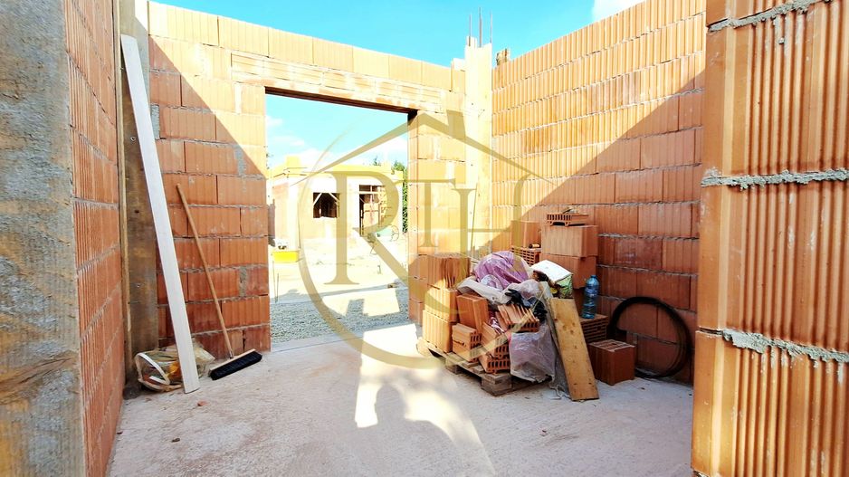 Oferim spre vanzare, Case tip duplex despartite prin spatiu verde, Giroc - Poză 6