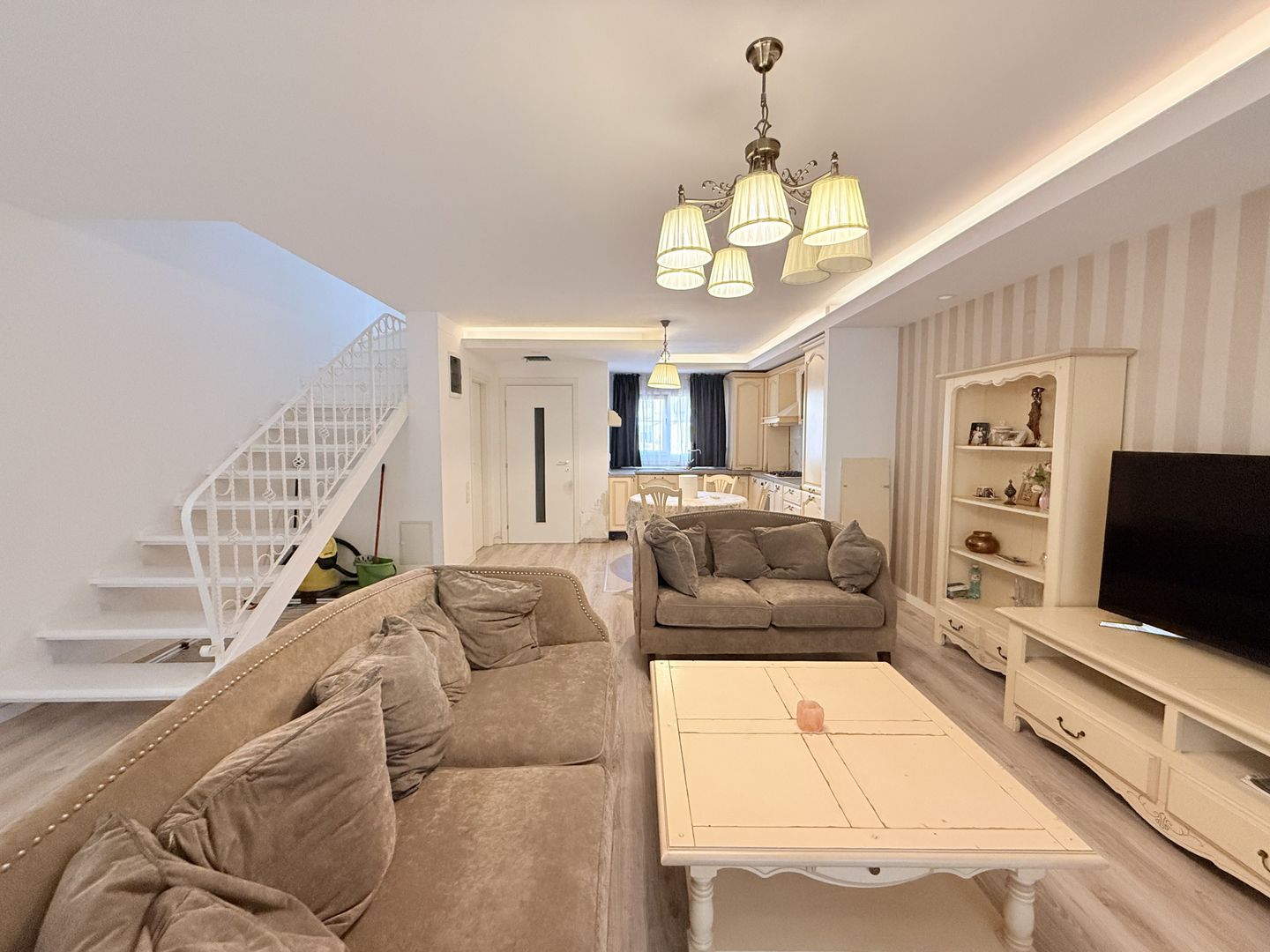 Vila cu 2 dormitoare si 3 bai | Cosmopolis | aproape de Mall | Piscina - Poză 4