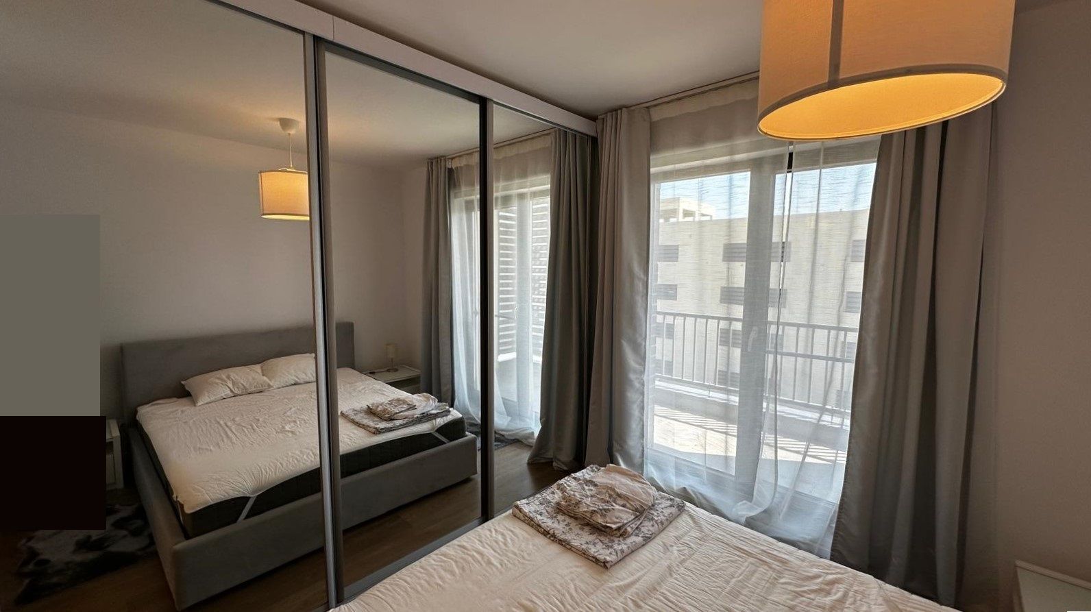 Studio Dublu Superb cu Terasa Generoasa H Pipera Lake - Poză 7