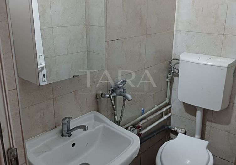 Garsonieră de vânzare,  etaj 2, baie proprie, zonă liniștită. - Poză 5