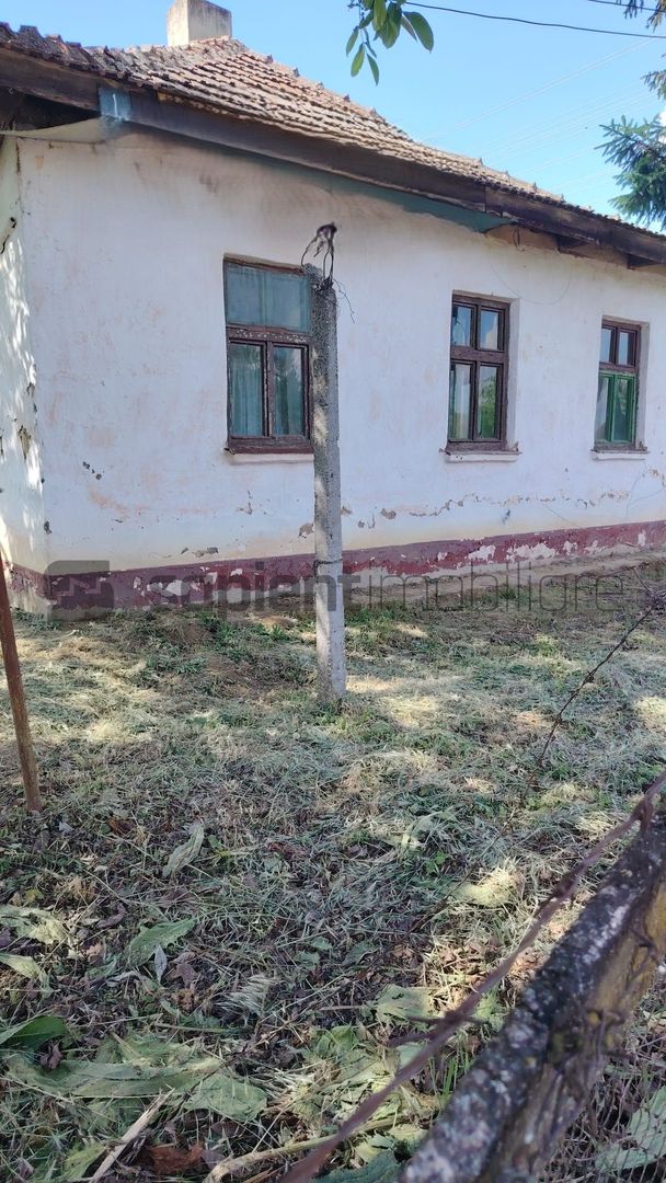 Casa bătrânească 110 mp cu anexe si teren generos de 2.263 mp - Poză 4