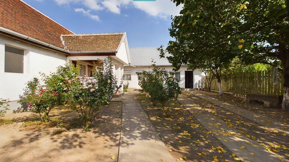 Casă cu teren 2877 mp, orașul Ineu - Poză 2